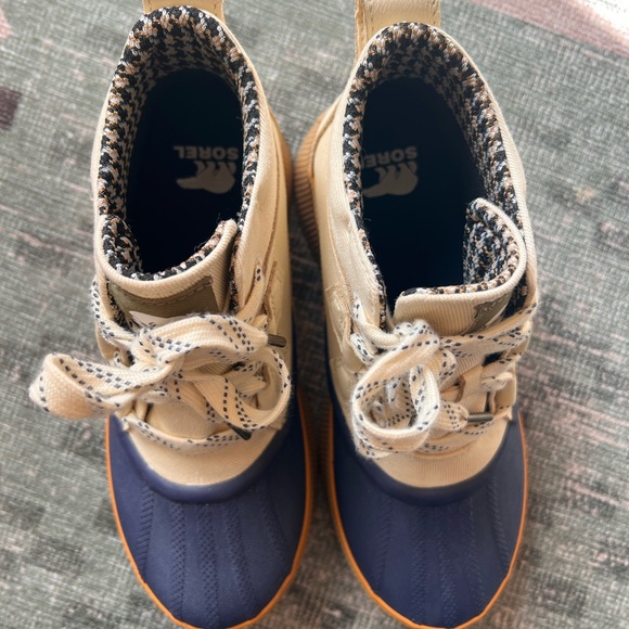 Sorel Beige and Navy Winter Boots, 7.5 - Picture 5 of 7